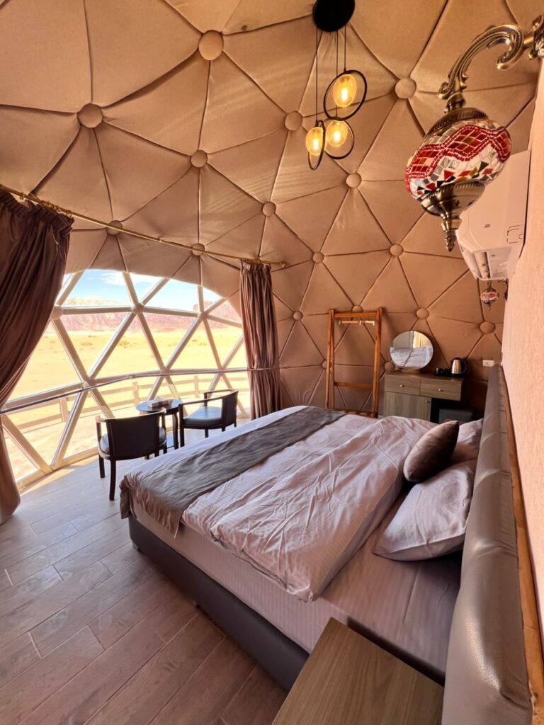 Entre arena rojiza y paisajes de otro mundo: una expedición privada por Wadi Rum 11 camp